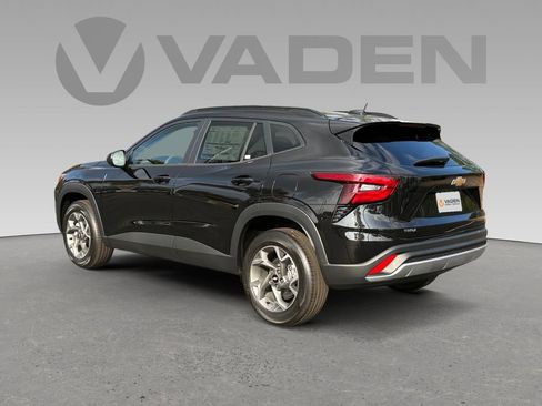 Used 2025 Chevrolet Trax LT w/ LT Convenience Package FWD image 21