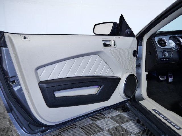 Used 2010 Ford Mustang Coupe RWD image 12