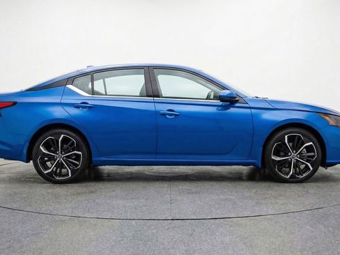 Used 2025 Nissan Altima 2.5 SR FWD image 11