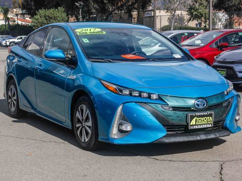 Used 2017 Toyota Prius Prime Advanced image 3