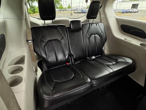Used 2023 Chrysler Pacifica Touring-L FWD image 24