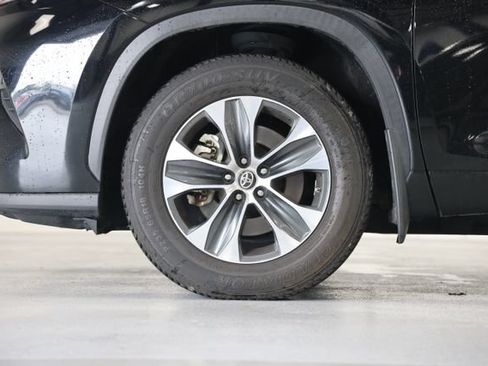 Used 2021 Toyota Highlander XLE AWD/4WD image 11