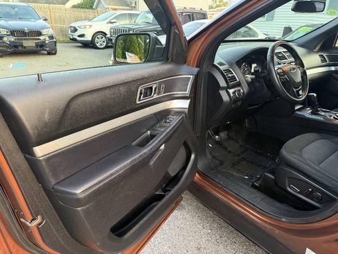 Used 2017 Ford Explorer XLT w/ Equipment Group 201A AWD/4WD image 9