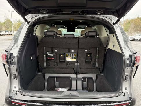 Used 2026 Toyota Sienna Platinum image 31
