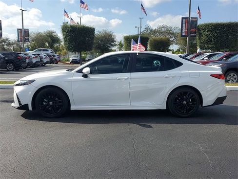 Used 2025 Toyota Camry SE image 6