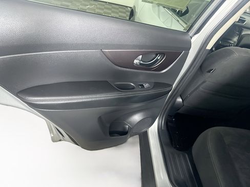 Used 2016 Nissan Rogue SV image 25