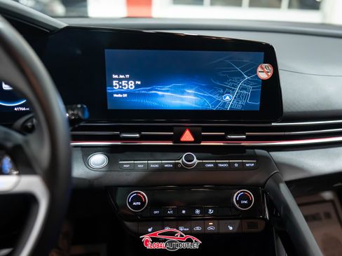 Used 2025 Hyundai Elantra SEL image 27