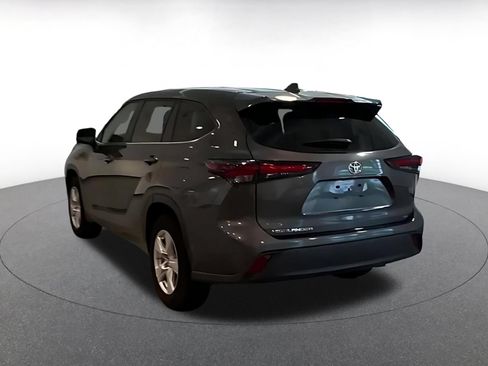 Used 2025 Toyota Highlander LE FWD image 14