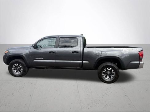 Used 2018 Toyota Tacoma TRD Off-Road AWD/4WD image 9