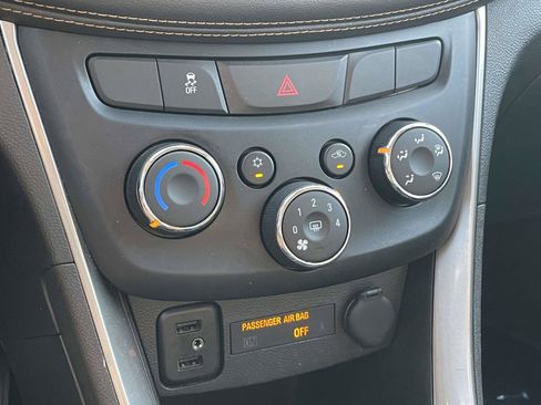 Used 2020 Chevrolet Trax LT w/ LT Convenience Package FWD image 28