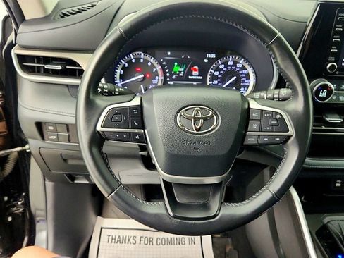 Used 2022 Toyota Highlander XLE AWD/4WD image 14