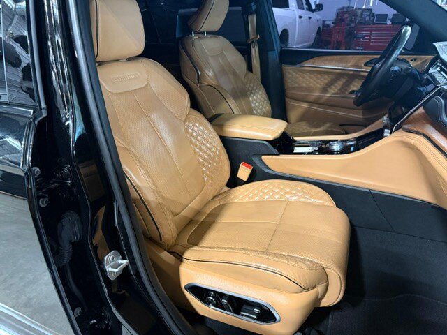 Used 2025 Jeep Grand Cherokee L Summit AWD/4WD image 9