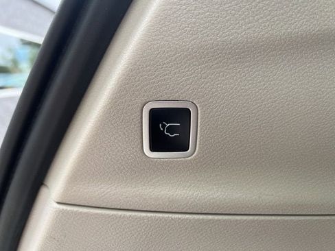 Used 2024 Chrysler Pacifica Touring-L image 12