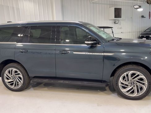 New 2026 Lincoln Navigator Premiere AWD/4WD image 2