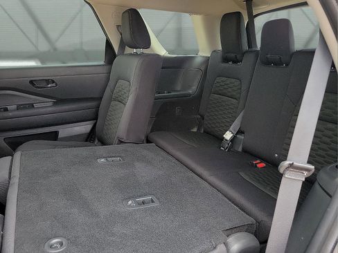 Used 2025 Nissan Pathfinder SV image 8