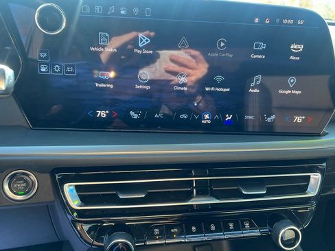 Used 2025 Chevrolet Traverse LT image 5