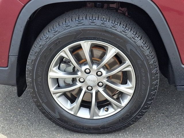 Used 2020 Jeep Cherokee Latitude Plus AWD/4WD image 17