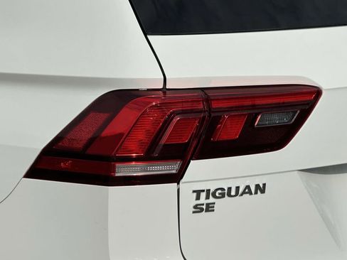 Used 2018 Volkswagen Tiguan SE w/ Panoramic Sunroof Package image 8