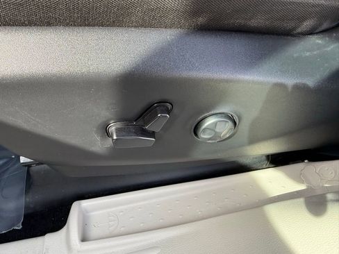 Used 2023 Chrysler Voyager LX image 12