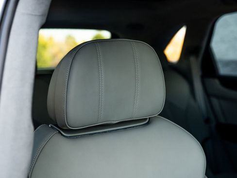 Used 2025 Bentley Bentayga V8 image 33