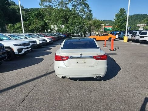 Used 2017 Nissan Maxima 3.5 SL w/ Interior Lighting Package FWD image 6