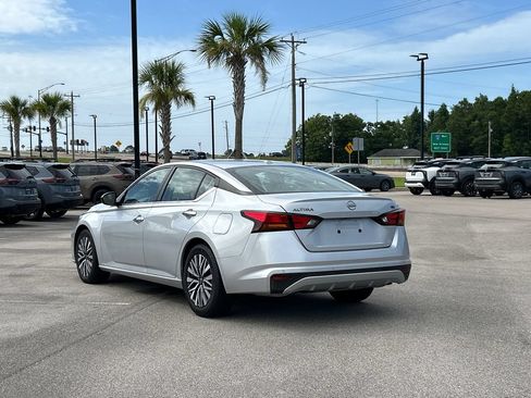 Used 2024 Nissan Altima 2.5 SV FWD image 3