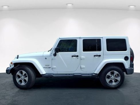 Used 2018 Jeep Wrangler Unlimited Sahara w/ Connectivity Group AWD/4WD image 14