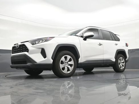 Used 2020 Toyota RAV4 LE FWD image 23