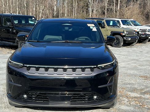 Used 2024 Jeep Wagoneer Launch Edition image 3