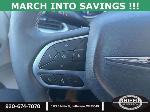 Used 2024 Chrysler Pacifica Select image 22