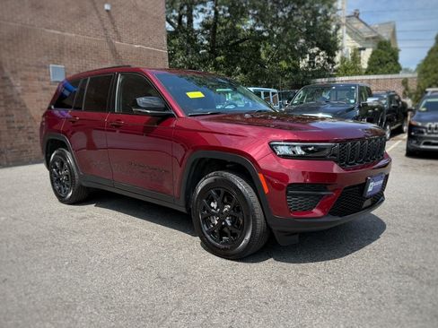 Used 2025 Jeep Grand Cherokee Altitude AWD/4WD image 3