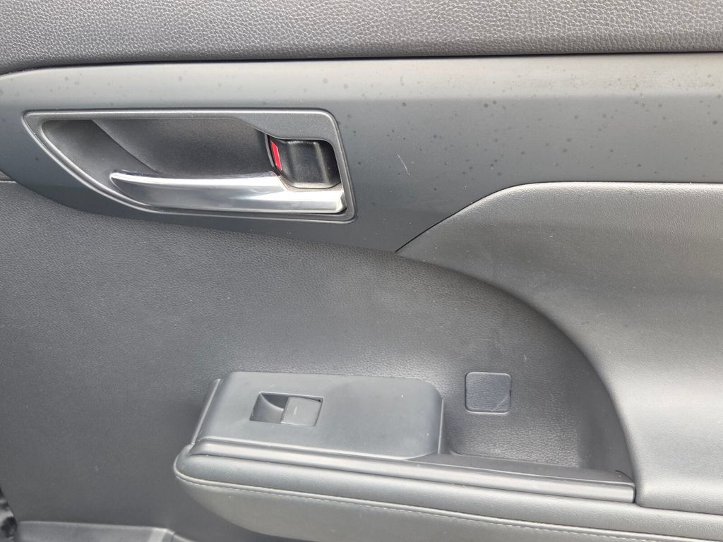 Used 2022 Toyota Highlander XLE FWD image 20