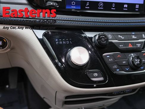 Used 2021 Chrysler Pacifica Touring-L FWD image 13