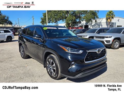 Used 2021 Toyota Highlander XLE image 1