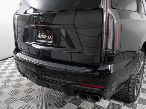 Used 2025 Cadillac Escalade V w/ LPO, ONYX Package image 42