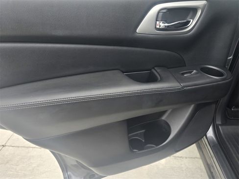 Used 2020 Nissan Pathfinder SV image 14