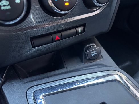 Used 2014 Dodge Challenger SXT image 19