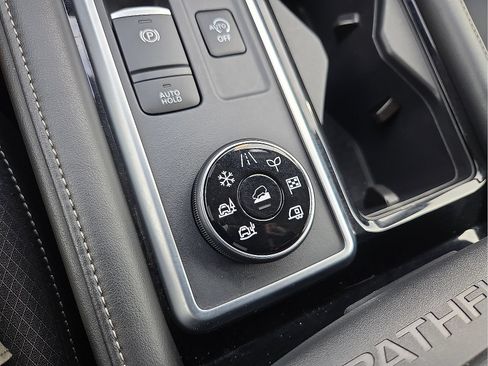 Used 2025 Nissan Pathfinder SV AWD/4WD image 21