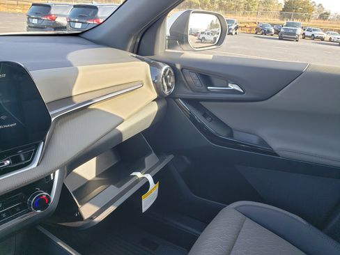 New 2026 Chevrolet Equinox LT w/ Convenience Package II image 25