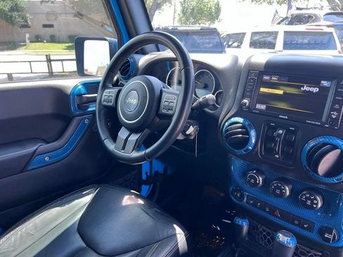 Used 2017 Jeep Wrangler Unlimited Sahara w/ Connectivity Group AWD/4WD image 31