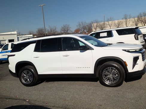 Used 2025 Chevrolet Traverse LT image 10