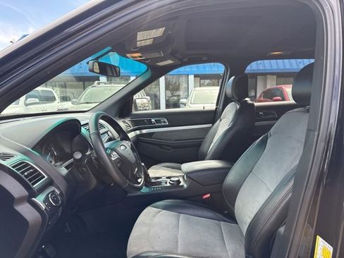 Used 2017 Ford Explorer XLT w/ Equipment Group 202A image 9