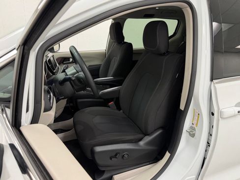 Used 2023 Chrysler Voyager LX FWD image 20