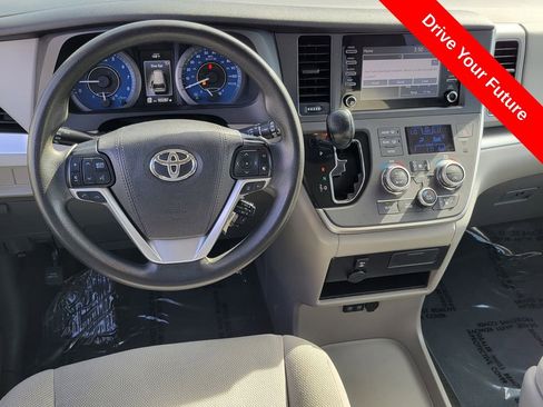 Used 2020 Toyota Sienna L w/ Carpet Mat Package FWD image 4
