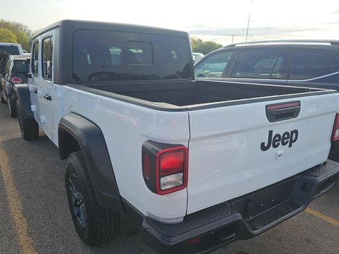 Used 2025 Jeep Gladiator Sport image 3
