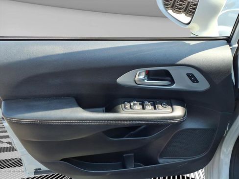 Used 2020 Chrysler Pacifica Touring-L Plus image 18