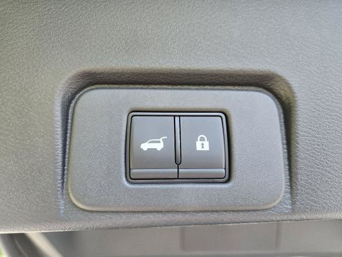Used 2025 Nissan Rogue SL AWD/4WD image 10