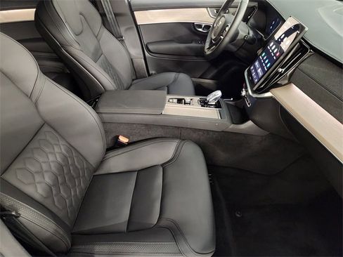 Used 2025 Volvo XC90 B5 Plus image 3