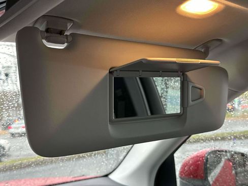 Used 2025 Mercedes-Benz GLC 350e 4MATIC image 27