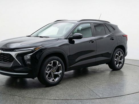 Used 2025 Chevrolet Trax LT image 3